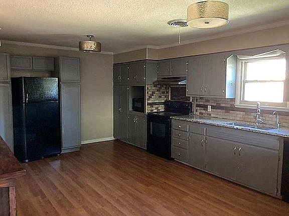 3rd image of 2201 Crescent Dr #1