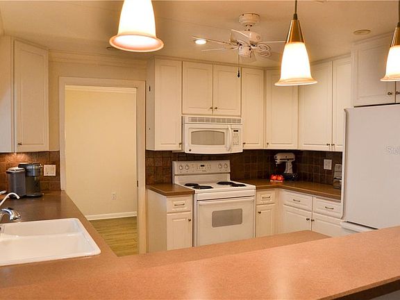 3rd image of 924 Eden Isle Dr NE