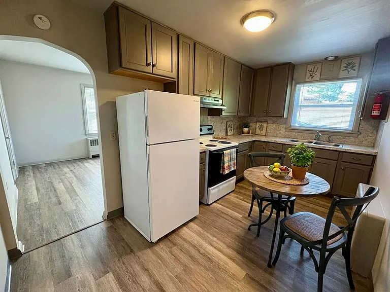 225-227 W Areba Ave — Photo 2
