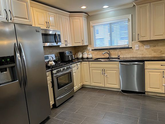 3rd image of 7 Fernwood Dr #B
