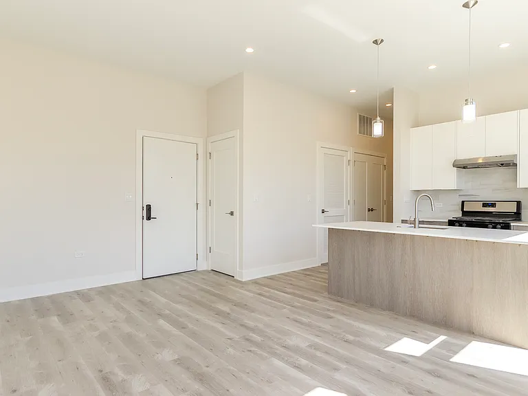662 N Sangamon St #202 — Photo 2
