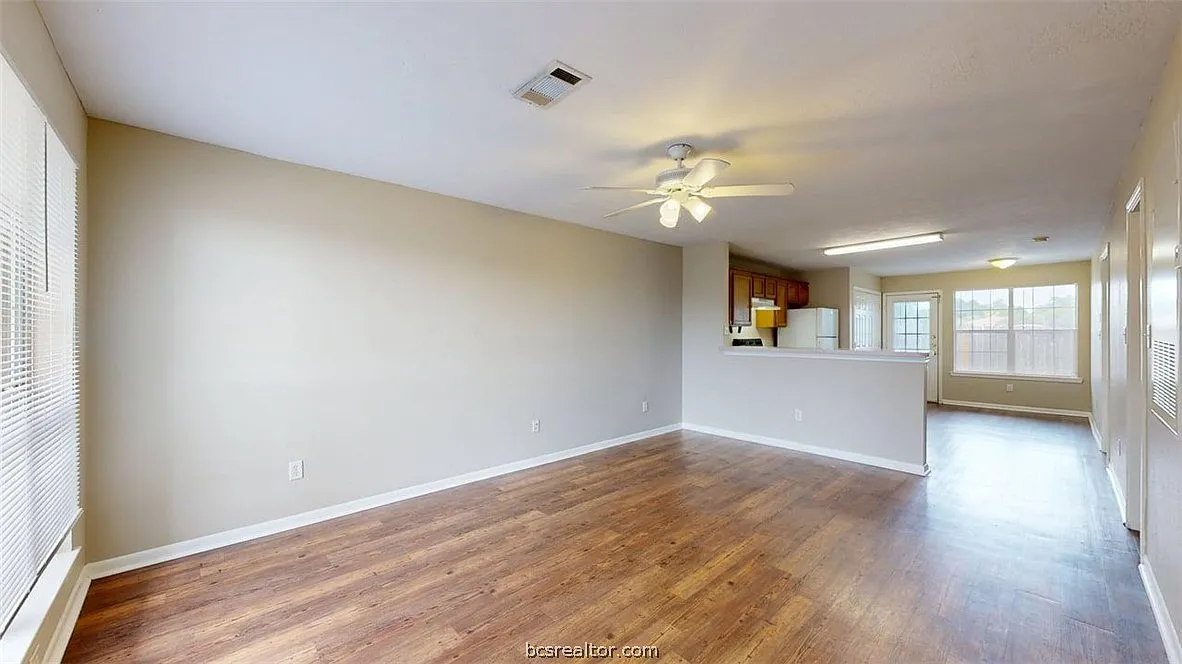 2 bed, 2.0 bath, 978 sqft, $1,100 — Photo 2