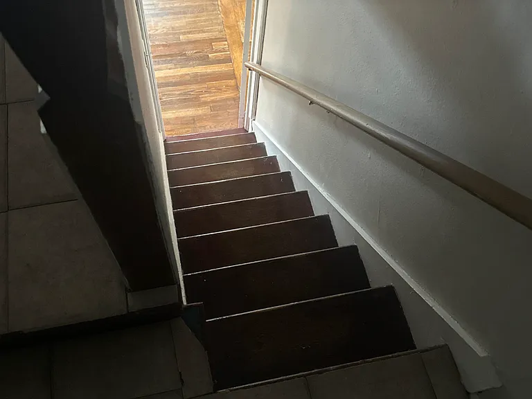 Visual of steps from 2nd floor to 1st floor. They are 22" wide. Furniture will have to be disassembled to bring upstairs.
