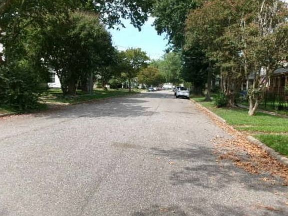 Exterior Neighborhood (street photo)