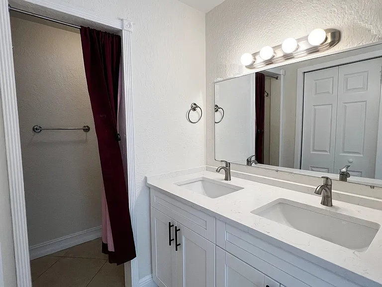 9617 Riverside Dr #6 — Photo 22