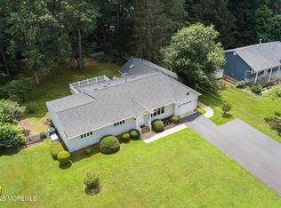 10 Locust Grove Ln, Manalapan, NJ 07726