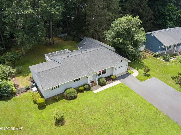 10 Locust Grove Lane, Manalapan, NJ 07726