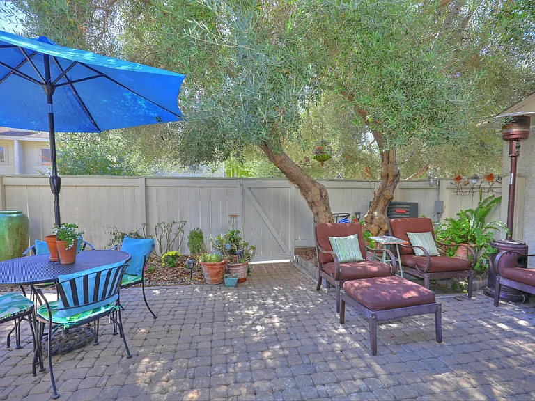 2063 Village Ln — Photo 4