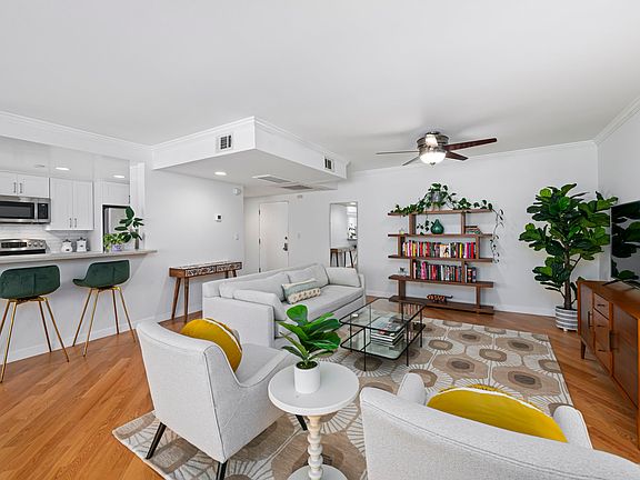 3rd image of 725 S Barrington Ave APT 209