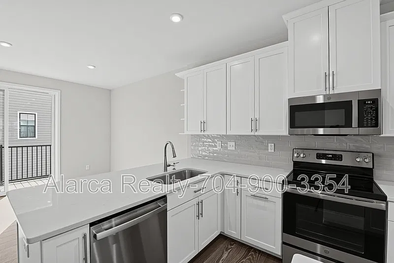 3 bed, 3.5 bath, 1635 sqft, $2,900 — Photo 4