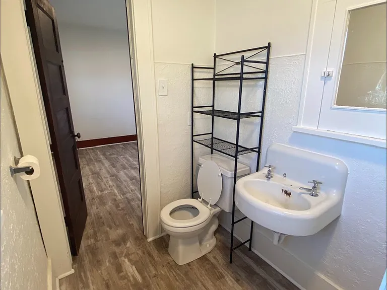 923 W Clark St #923 — Photo 7