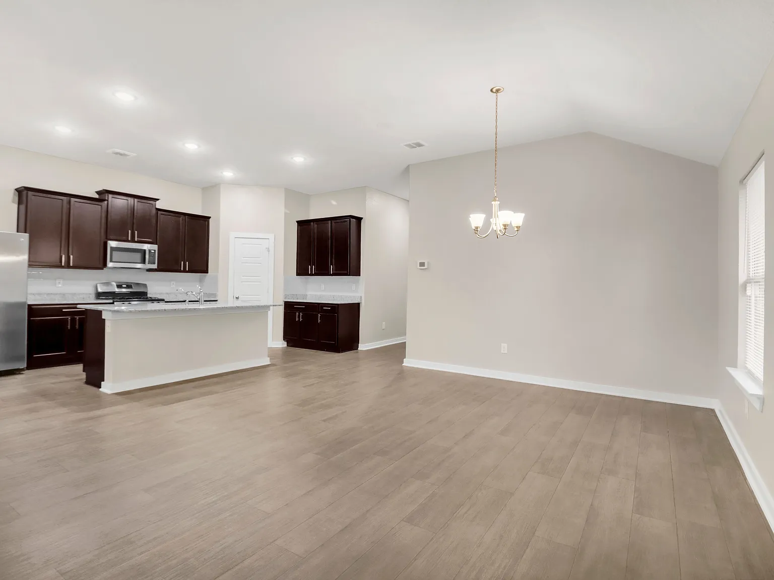 3 bed, 1991 sqft, $1,895 — Photo 4