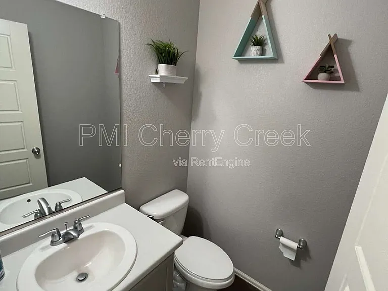 22472 E Union Cir — Photo 35