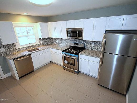 5th image of 802 E Hickory Dr