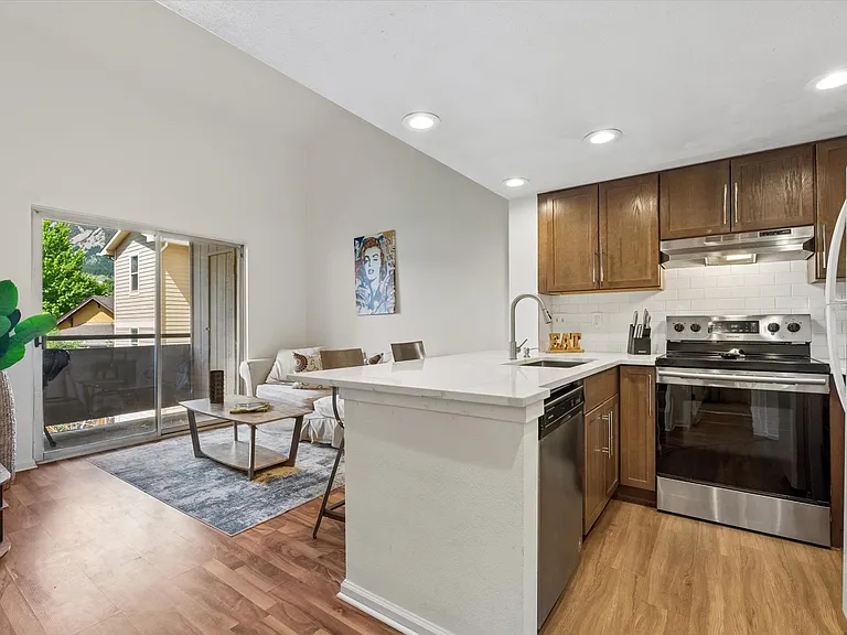 935 Broadway #211 — Photo 2