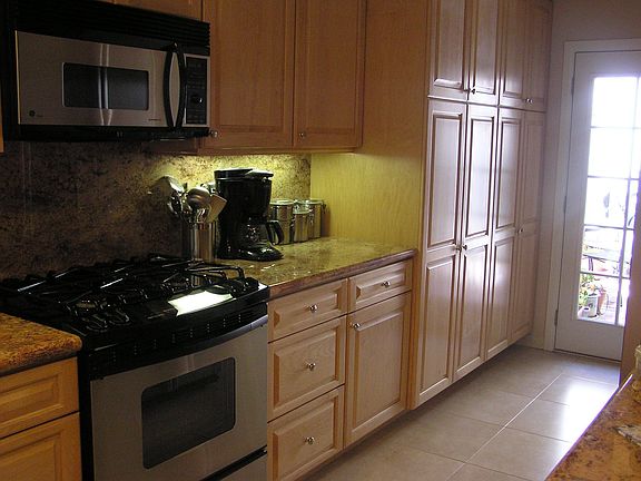 Kitchen w/patio