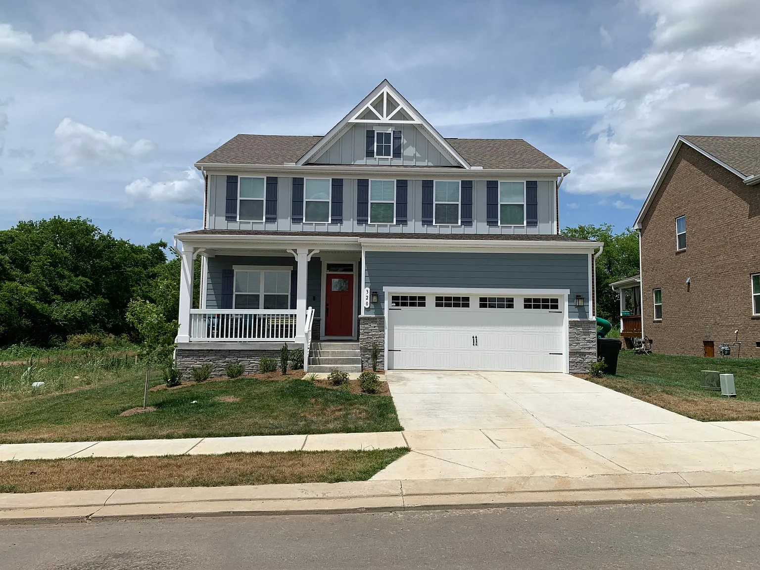 320 Oakley Dr — Photo 2