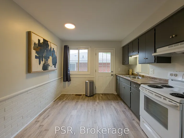 88 Upper Canada Dr — Photo 10