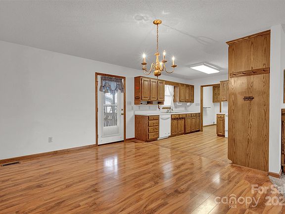 5th image of 110 Green Meadow Ln