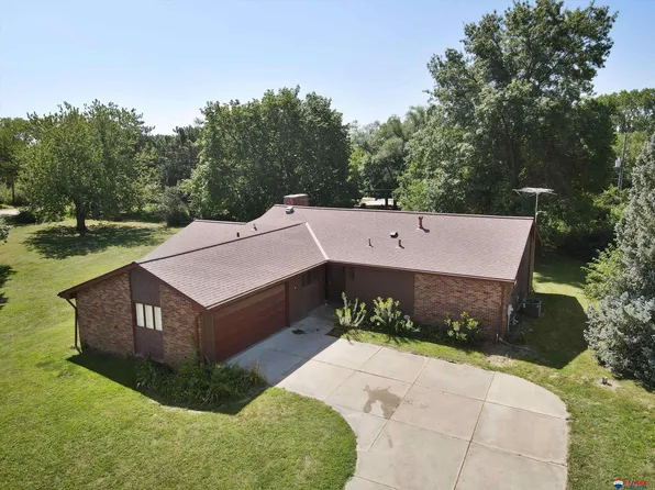 1301 Mockingbird Ln N, Lincoln, NE 68512