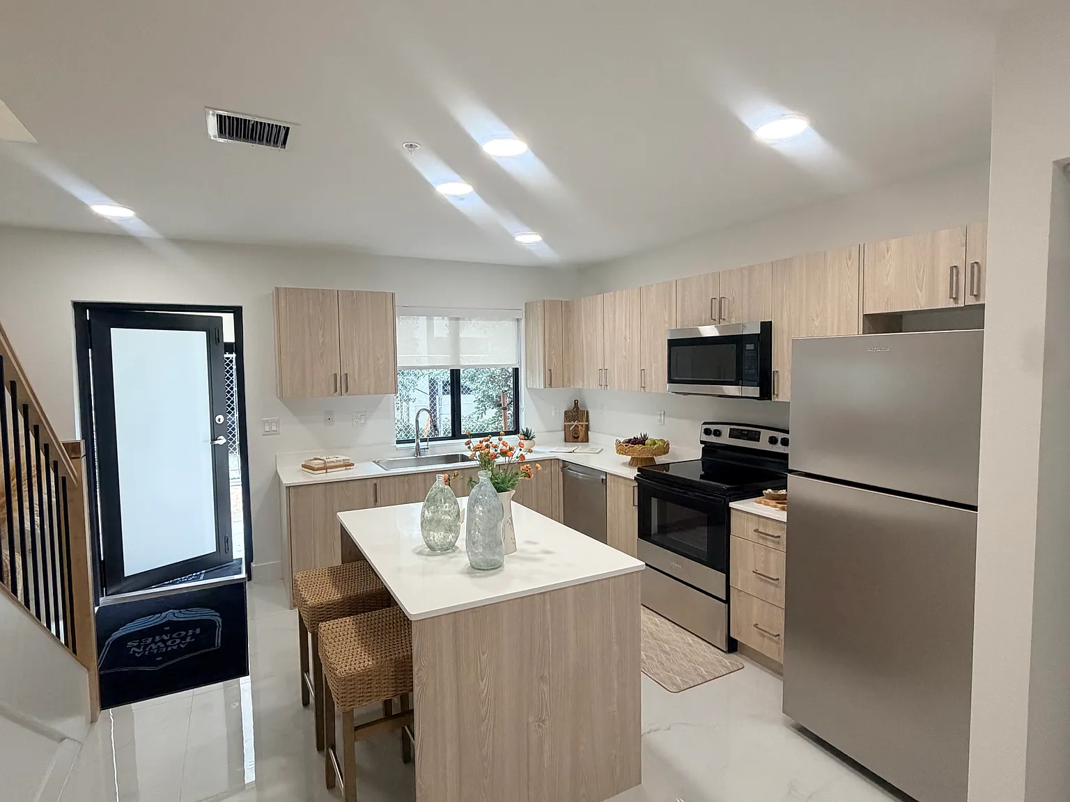 2 bed, 2.5 bath, 1034 sqft, $3,050 — Photo 4