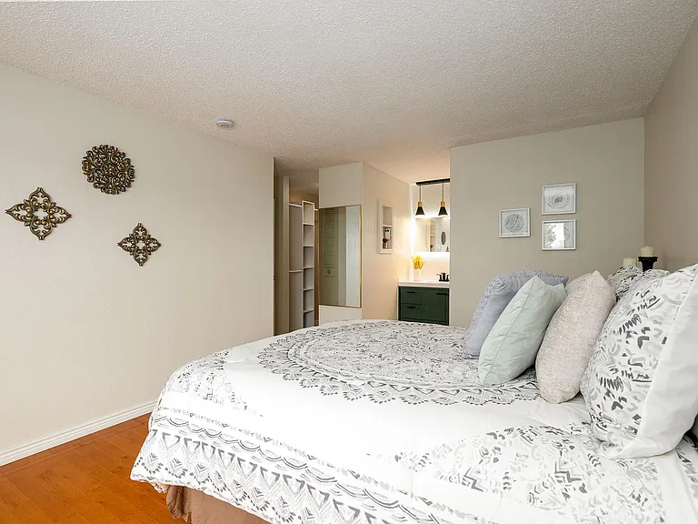 2835 S Locust St — Photo 23
