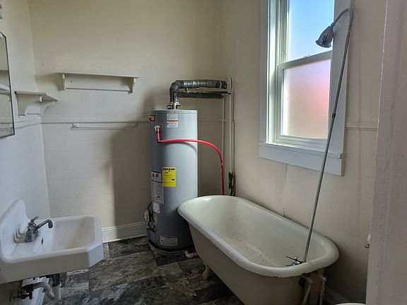 5th image of 143 Spring St APT B