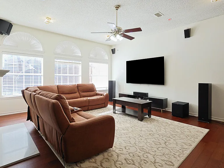 501 Halifax Ln — Photo 12
