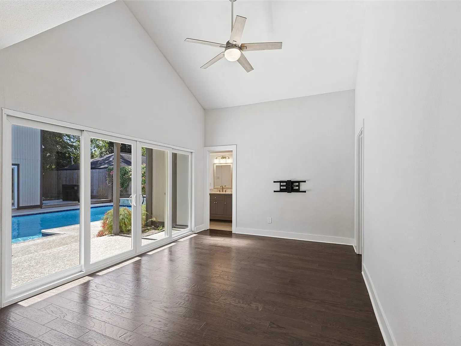 4 bed, 3.0 bath, 3313 sqft, $8,500 — Photo 4