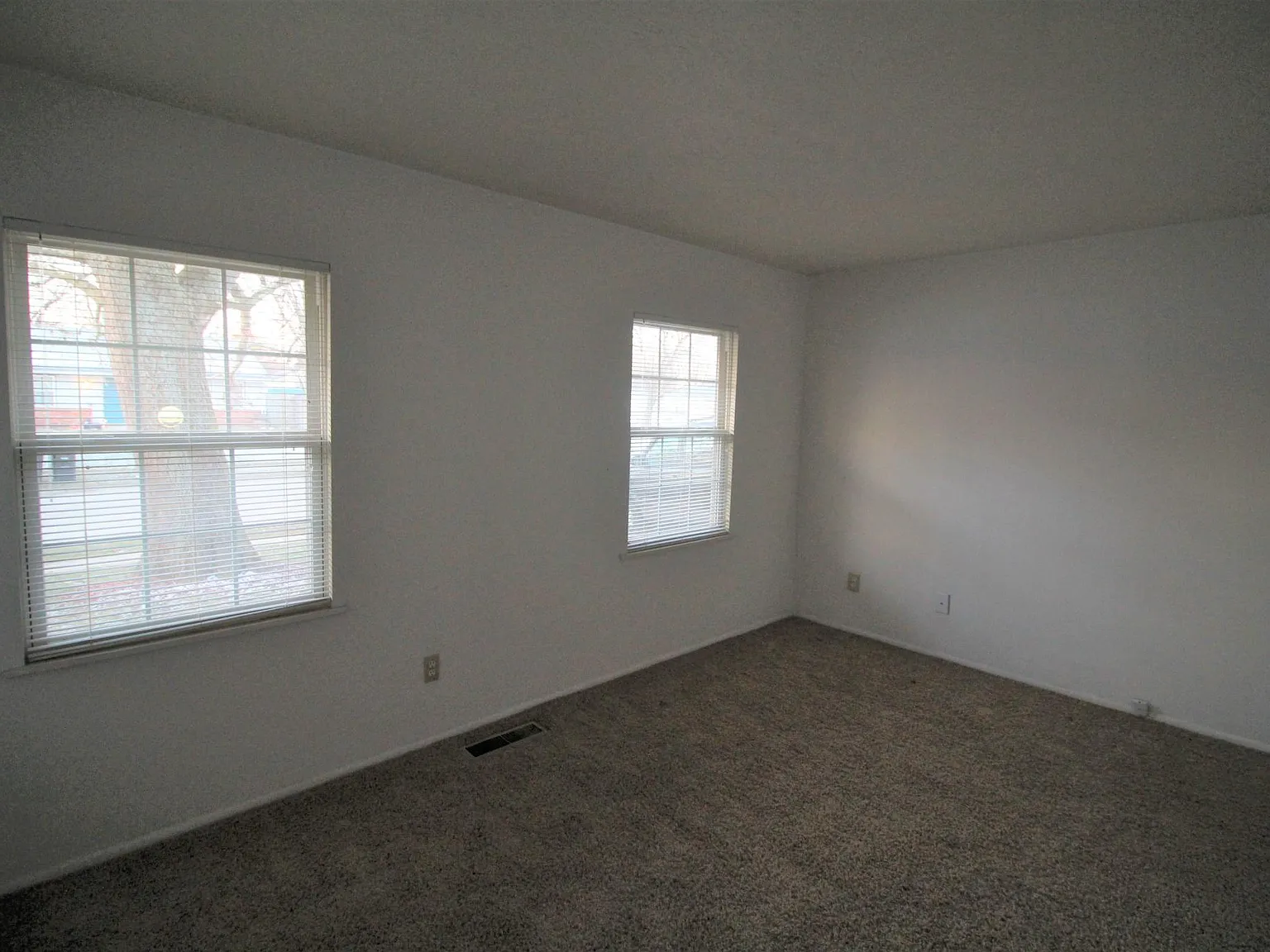 3 bed, 1000 sqft, $1,450 — Photo 2