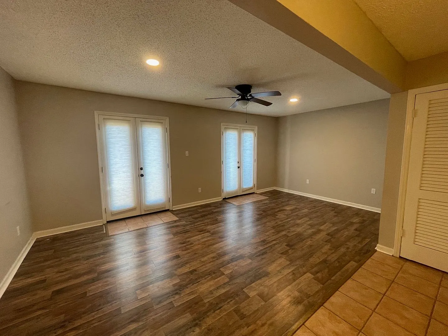 3 bed/1.5 bath townhome right off of I-49 — Photo 3