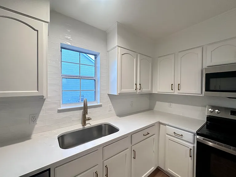 210 Barnwell St — Photo 6