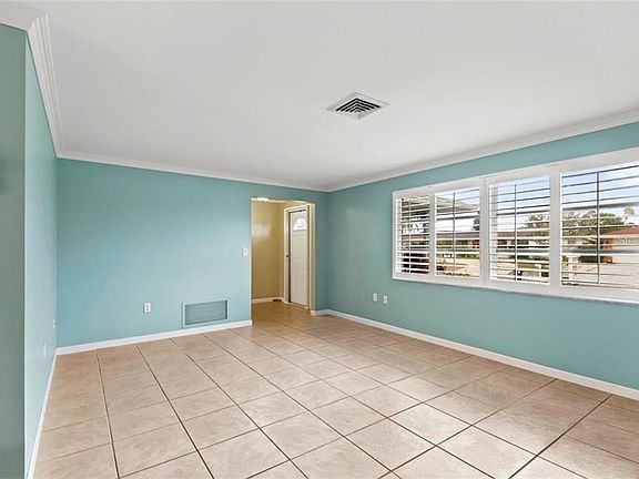 4th image of 1330 Cambridge Dr