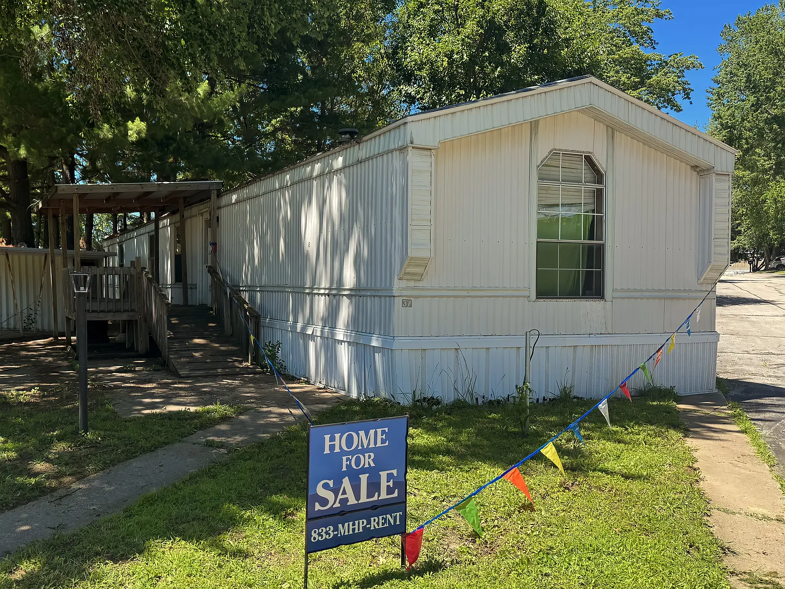3 bed, 1216 sqft, $385 — Photo 1