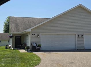 961 Charles Wright Dr, Waupaca, WI 54981