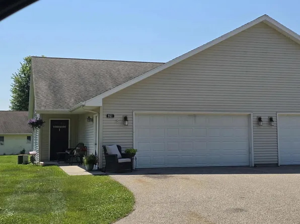 961 Charles Wright Dr, Waupaca, WI 54981