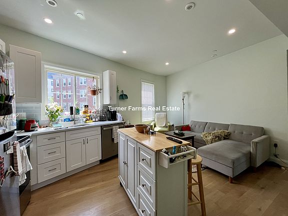 2nd image of 36-38 Regent St #38-2