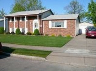 1707 Caravelle Dr, Niagara Falls, NY 14304