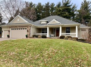 439 Vadnais Lake Dr, Vadnais Heights, MN 55127