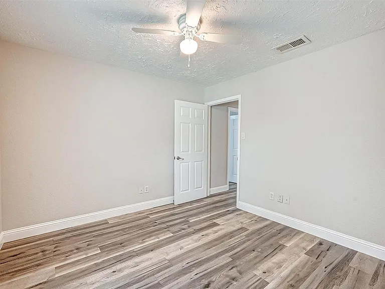 6802 Glenray Dr — Photo 32