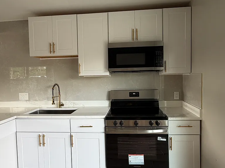 1733 Gladys St — Photo 9