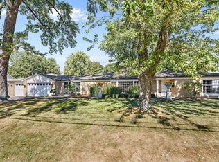 135 W Maple Ave, Wauconda, IL 60084