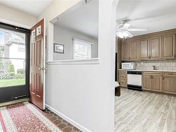 5th image of 38 Somerset Dr