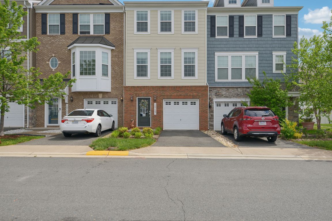 Caledonia Meadow Dr-0705-001.jpg