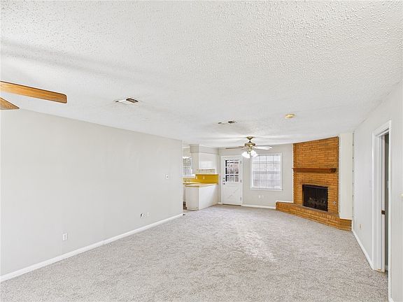 4th image of 3704 Holly Dr