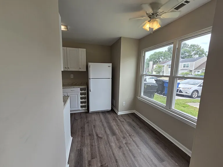314 Falling Ln — Photo 2