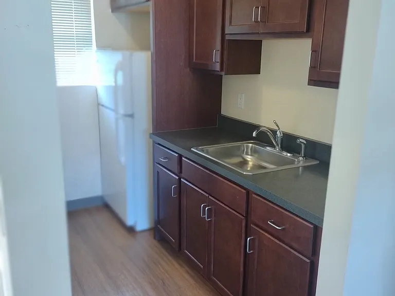 Golden Park Apartments — Photo 4