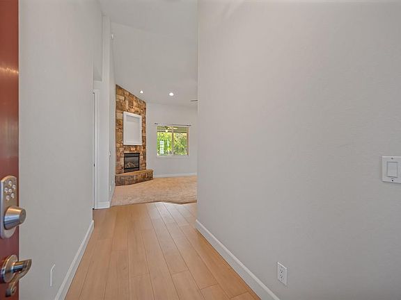 4th image of 318 Manor Dr