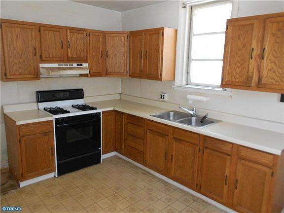 4th image of 1618 Howland St