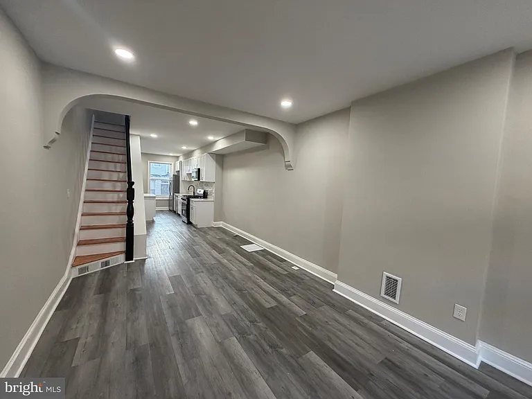 718 N Curley St — Photo 3